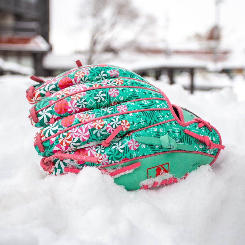 Exclusive Heart of the Hide 11.5-Inch Holiday Glove, Right Hand Throw