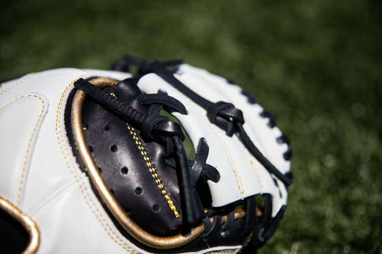 A white 1-Piece Solid web with extended web base on a Rawlings Encore catcher's mitt - SKU: ECCM32-23BW