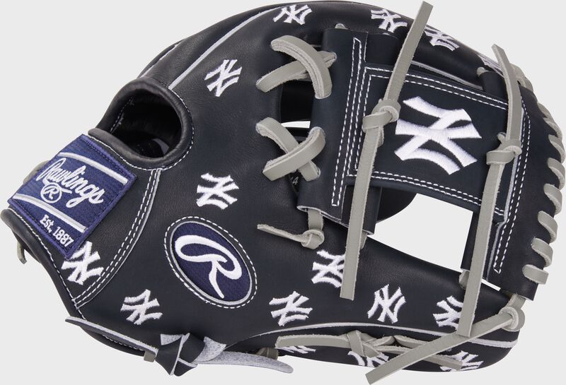 New York Yankees Heart of the Hide 11.75-Inch Infield Glove, Right Hand Throw
