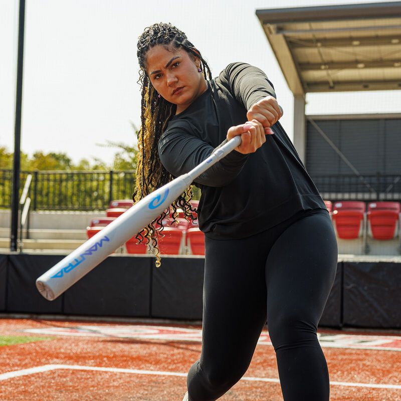 Jocelyn Alo swinging a Rawlings Mantra Reverse fastpitch softball bat