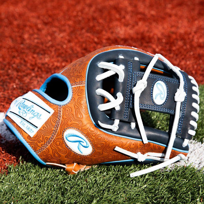 Thumb of a ColorSync 8.0 Heart of the Hide geo-print glove on a field