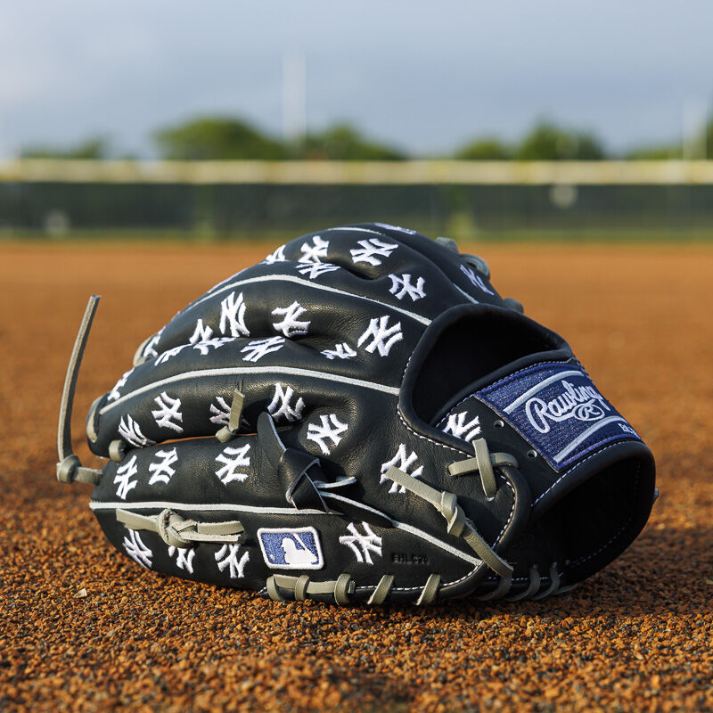 New York Yankees #1 Fan: 22-Inch Realistic Lifelike Baby Doll by Ashton Drake ドール 人形 フィギュ Pets First MLB New York Yankees Mesh Jersey -