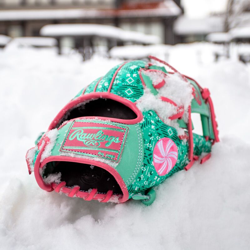 Exclusive Heart of the Hide 11.5-Inch Holiday Glove, Right Hand Throw