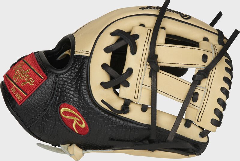A 2020 11.5-Inch Heart of the Hide Exclusive Croc glove with black, croc-embossed thumb with a camel V-web - SKU: PRO314-7BCC