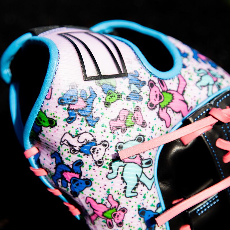 Picture of the sublimated design on the thumb of a Rawlings REV1X Grateful Dead glove