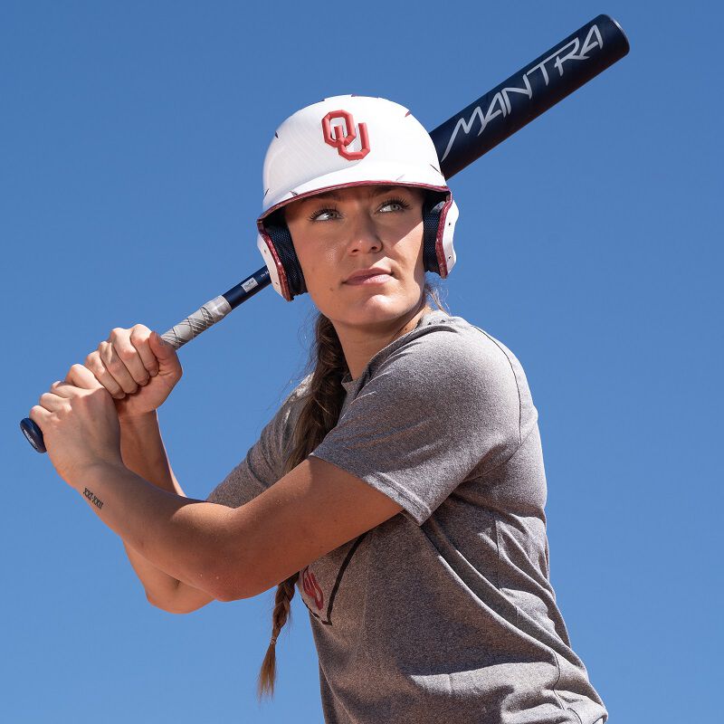A picture of Oklahoma Sooners softball player Kinzie Hansen in her batting stance with a 2025 Mantra bat
