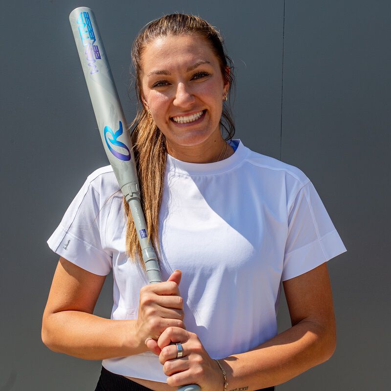 Picture of Kinzie Hansen with a Rawlings Mantra Reverse fastpitch softball bat