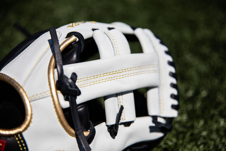 White Single Post web on a Rawlings Encore infield glove sitting on a field - SKU: EC1125-20BW