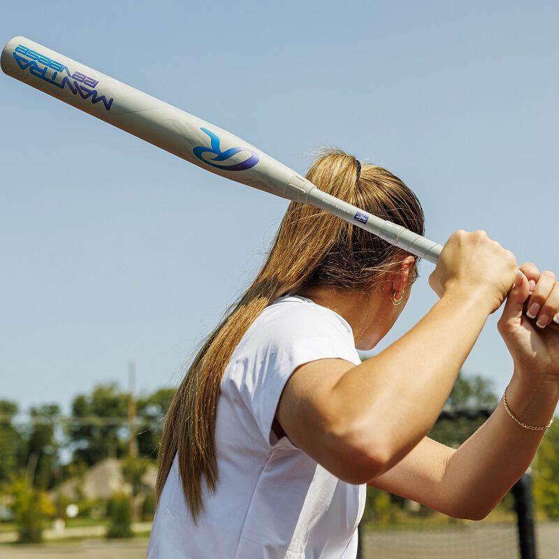 Picture of Kinzie Hansen batting with a Rawlings Mantra Reverse fastpitch softball bat