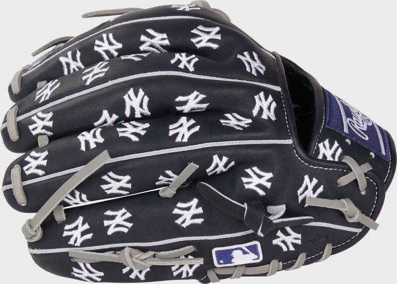 New York Yankees Heart of the Hide 11.75-Inch Infield Glove, Right Hand Throw
